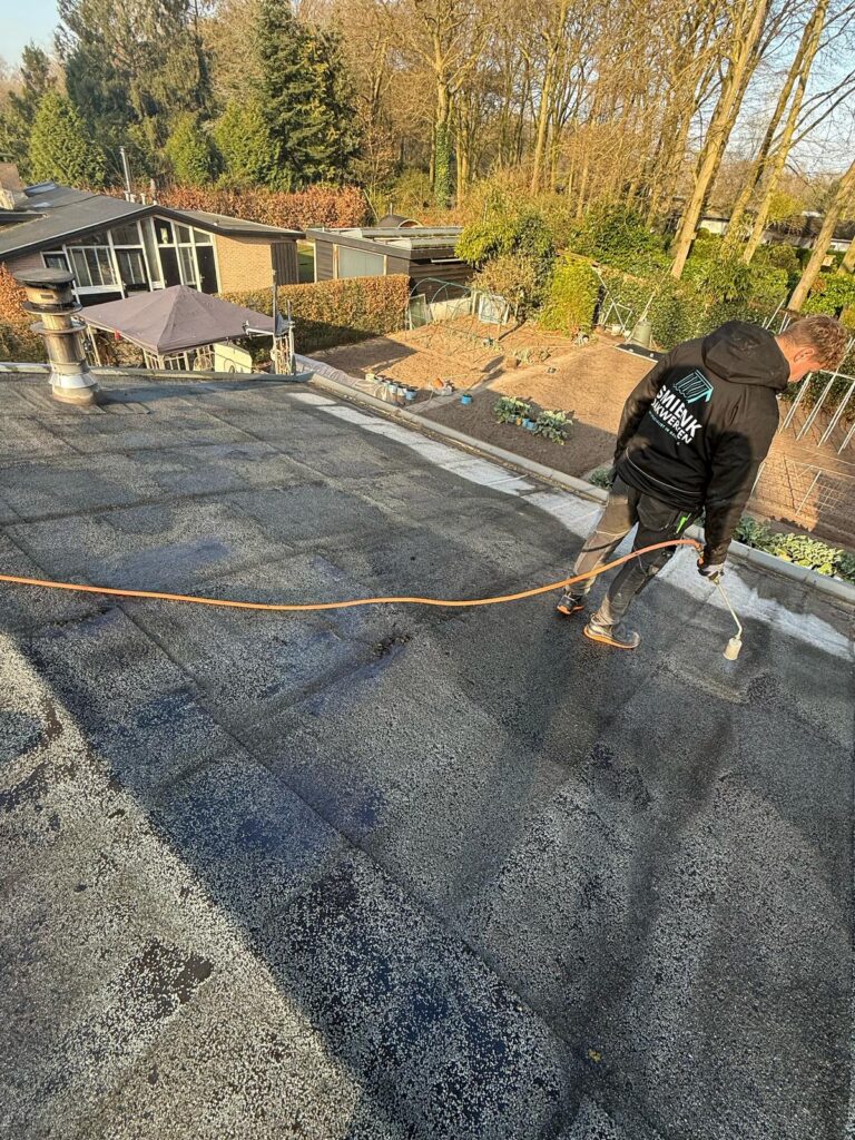 Nieuw aangebrachte bitumen dakbedekking op een plat dak van 100 m² in Voorthuizen, uitgevoerd door Smienk Dakwerken.