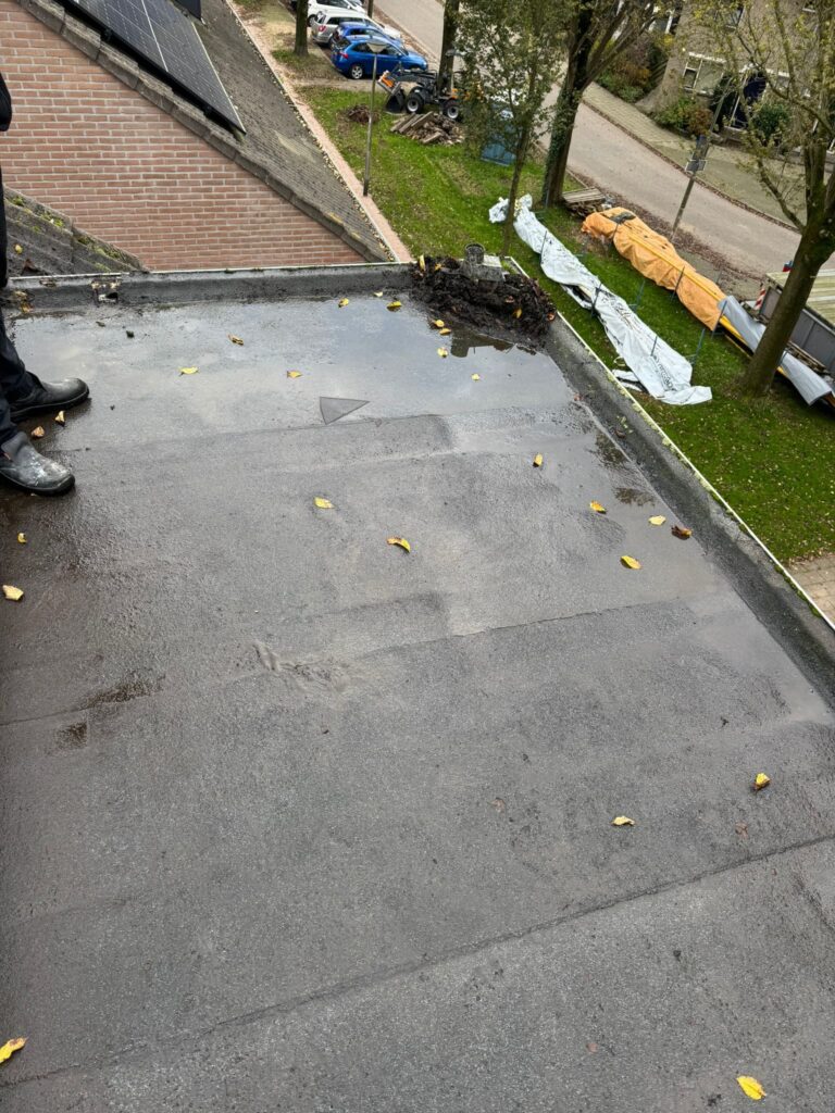 Twee dakkapellen met nieuwe bitumen dakbedekking, zinken dakranden en teruggeplaatste zonnepanelen tijdens een dakrenovatie in Amersfoort.