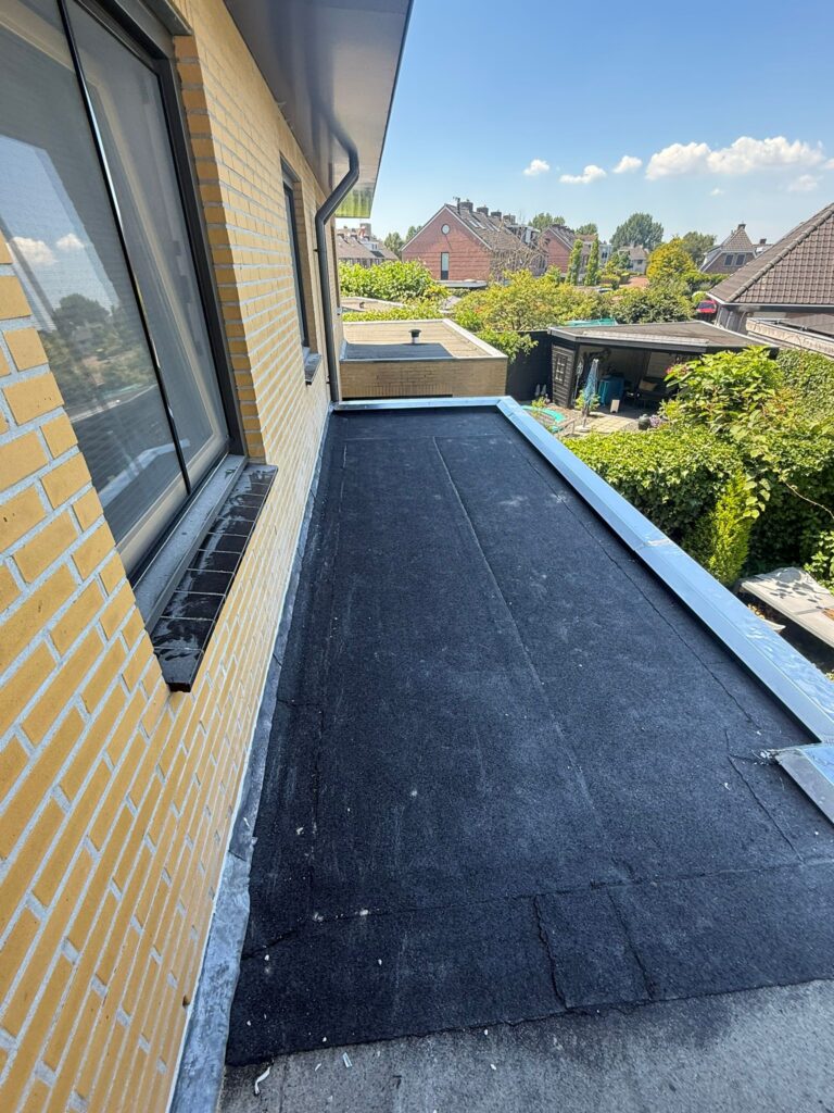 Dakrenovatie met tweelaagse bitumen dakbedekking, isolatie en zinkwerk op een plat dak in Voorthuizen.