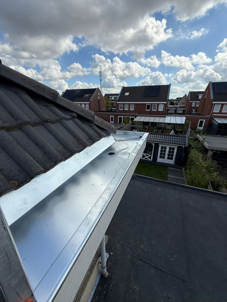 Dakrenovatie met isolatie, tweelaagse bitumen dakbedekking en zinkwerk op een plat dak in Zeewolde.