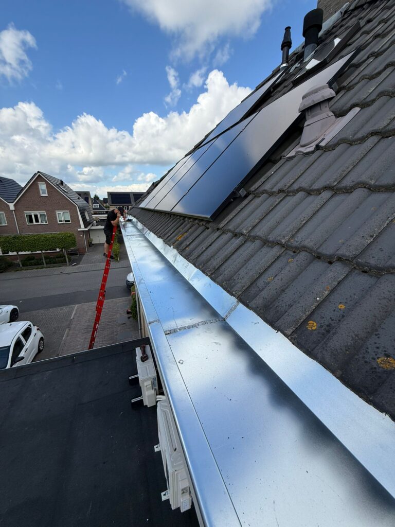 Dakrenovatie met isolatie, tweelaagse bitumen dakbedekking en zinkwerk op een plat dak in Zeewolde.
