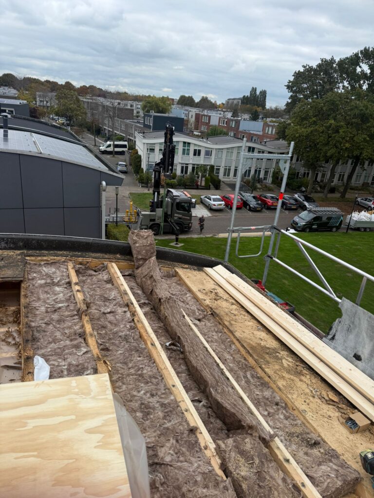 Dakrenovatie in Amersfoort met nieuwe dakbalken, isolatie, underlayment en afgewerkt met duurzame bitumen dakbedekking.