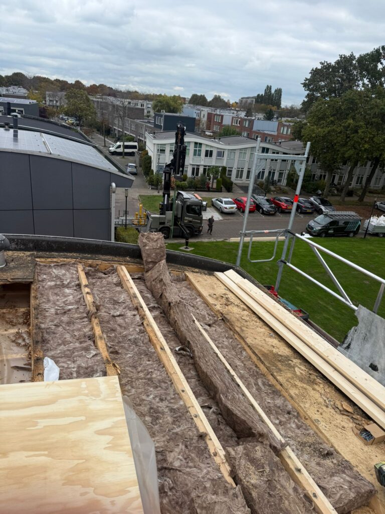 Dakrenovatie in Amersfoort met nieuwe dakbalken, isolatie, underlayment en afgewerkt met duurzame bitumen dakbedekking.
