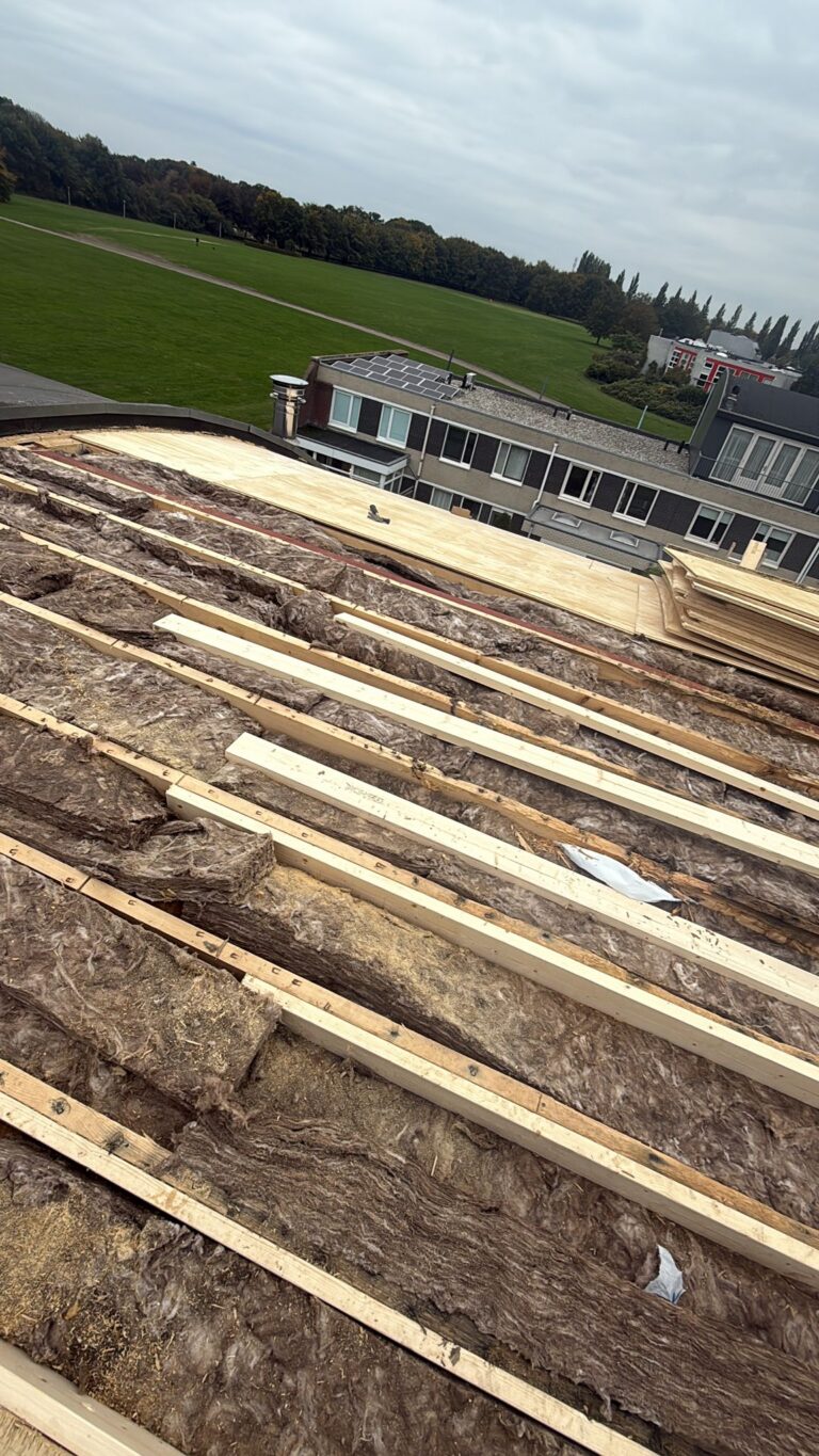 Dakrenovatie in Amersfoort met nieuwe dakbalken, isolatie, underlayment en afgewerkt met duurzame bitumen dakbedekking.