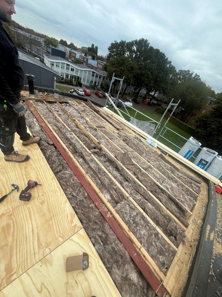 Dakrenovatie in Amersfoort met nieuwe dakbalken, isolatie, underlayment en afgewerkt met duurzame bitumen dakbedekking.