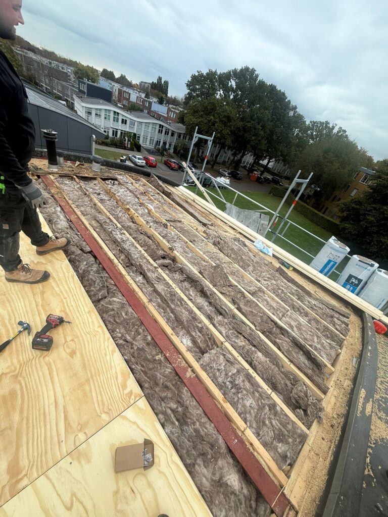 Dakrenovatie in Amersfoort met nieuwe dakbalken, isolatie, underlayment en afgewerkt met duurzame bitumen dakbedekking.