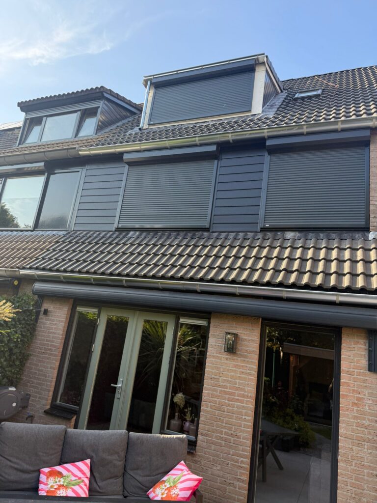 Dakrenovatie in Spakenburg met vernieuwd pannendak, zinkwerk op het platte dak, dakkapel en vernieuwde dakgoten.