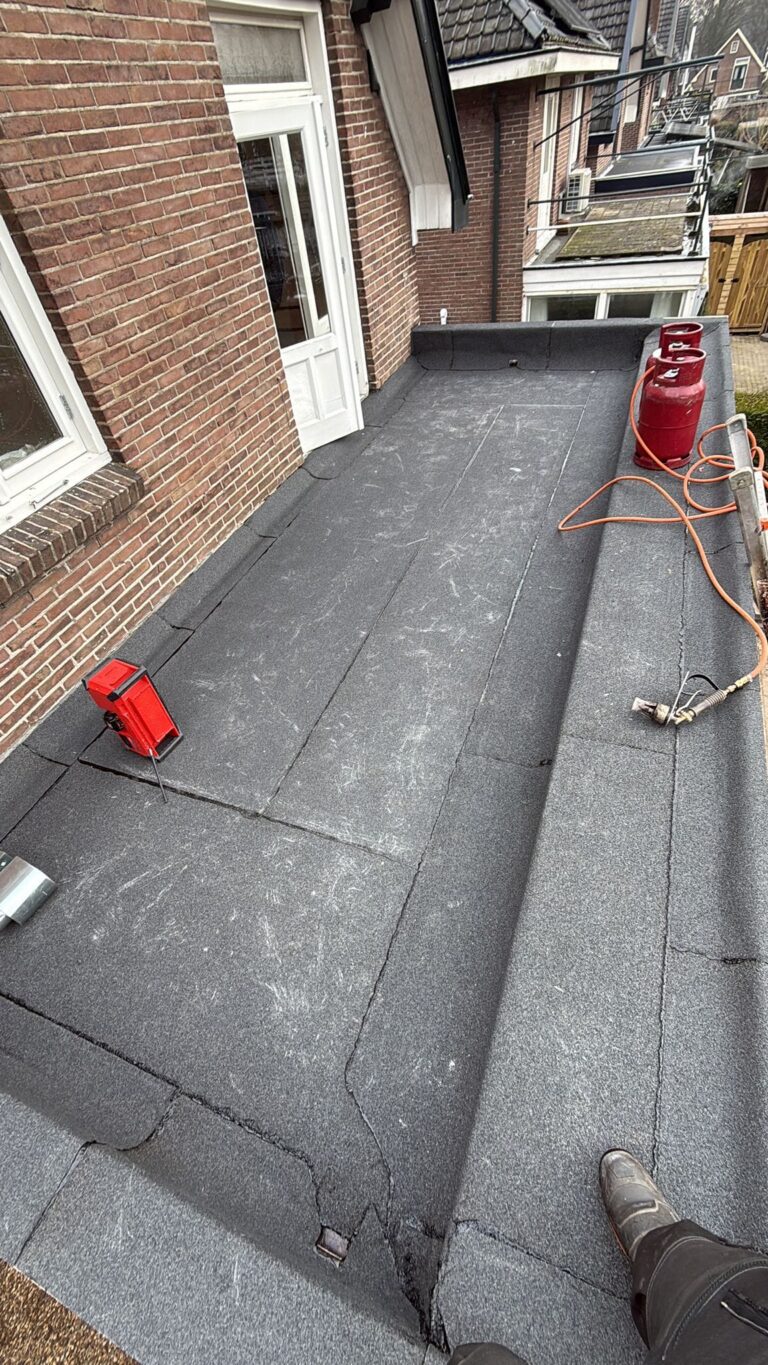 Nieuw bitumen dak geplaatst op een woning in Apeldoorn met strak afgewerkte dakranden en duurzame dakconstructie.
