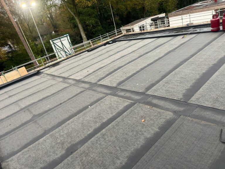Nieuw geïsoleerd plat dak met bitumen dakbedekking tijdens een dakrenovatie in Ermelo, strak afgewerkt met duurzame waterdichte aansluitingen.
