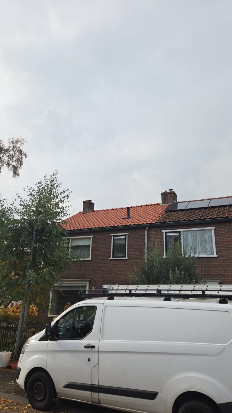 Nieuw pannendak aangelegd in Nijkerk met nieuwe dakpannen, dakfolie en panlatten tijdens een complete dakrenovatie.