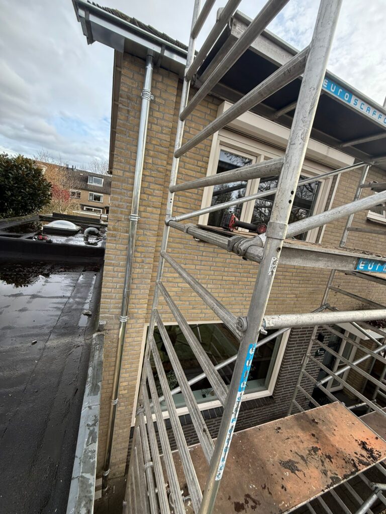 Nieuwe zinken goten en regenpijpen gemonteerd aan een woning in Harderwijk voor een duurzame en efficiënte regenwaterafvoer.