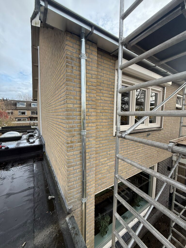 Nieuwe zinken goten en regenpijpen gemonteerd aan een woning in Harderwijk voor een duurzame en efficiënte regenwaterafvoer.