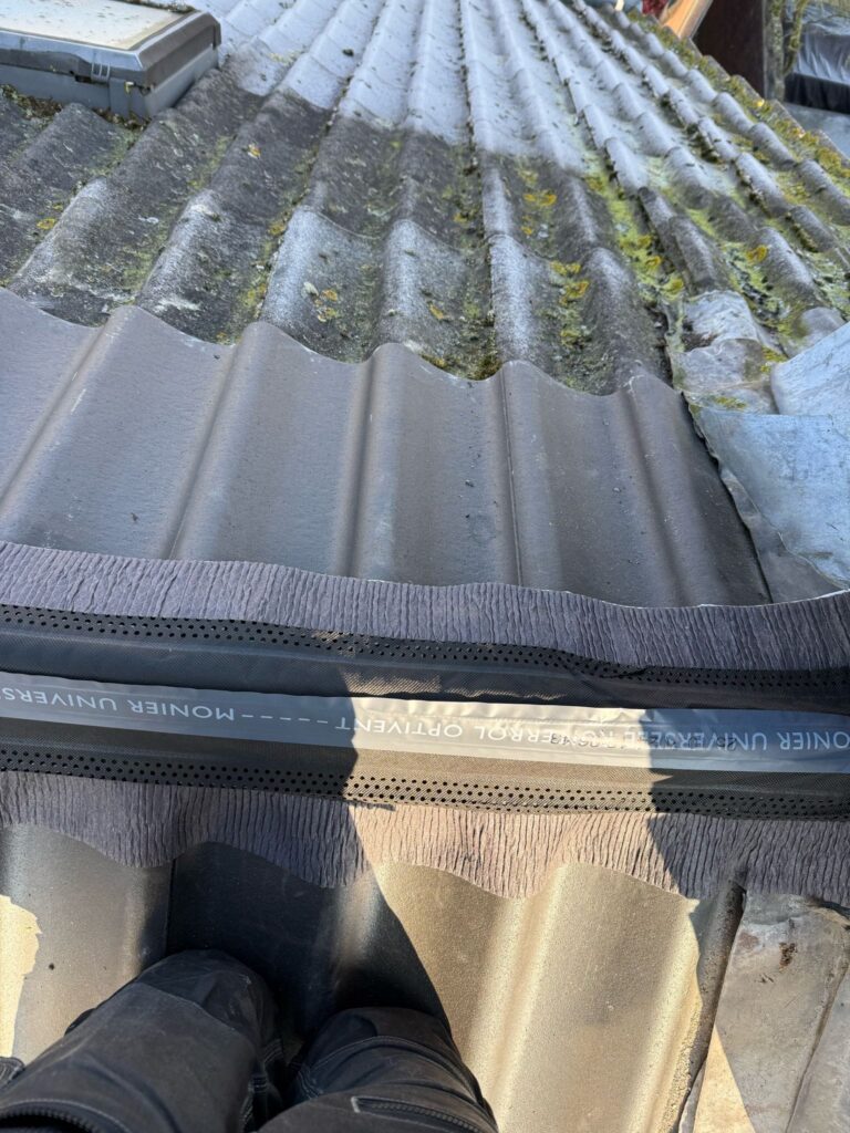 Nokrenovatie aan een pannendak in Nijkerk waarbij de oude nokconstructie is vervangen door een nieuwe geventileerde nokafwerking met duurzame materialen.