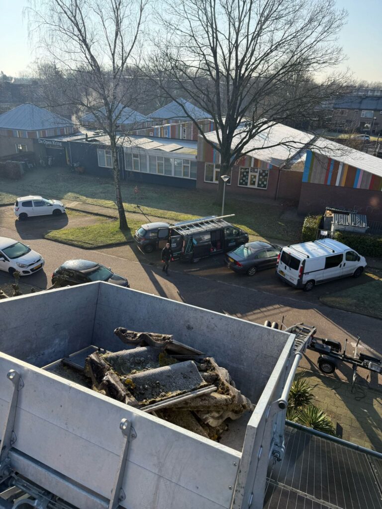 Nokrenovatie aan een pannendak in Nijkerk waarbij de oude nokconstructie is vervangen door een nieuwe geventileerde nokafwerking met duurzame materialen.