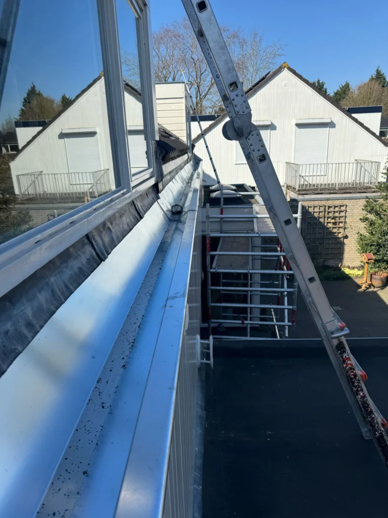 Renovatie van drie dakkapellen en 26 meter dakgoot met nieuwe bitumen dakbedekking en zinken afwerking in Nijkerk.