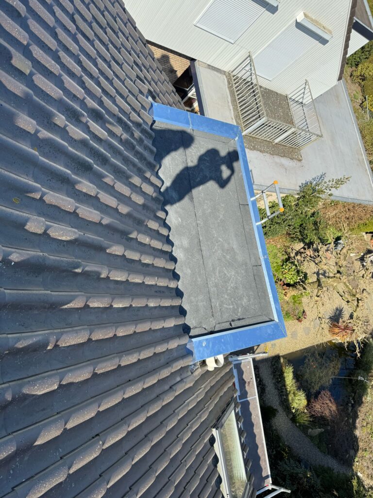 Renovatie van drie dakkapellen en 26 meter dakgoot met nieuwe bitumen dakbedekking en zinken afwerking in Nijkerk.